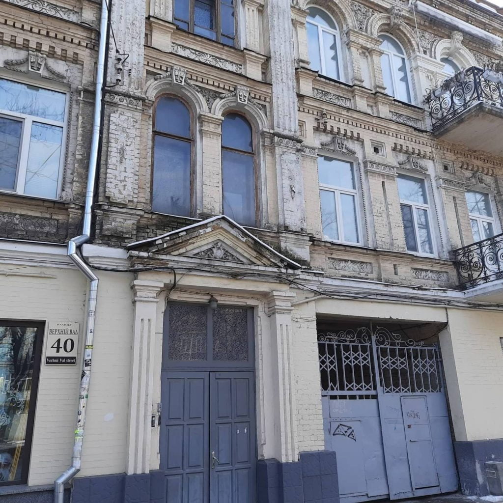 Фасад будівлі вхід